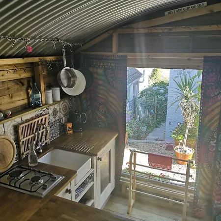 Cosy Cabin With Wood Burner Near Beach Vakantiehuis